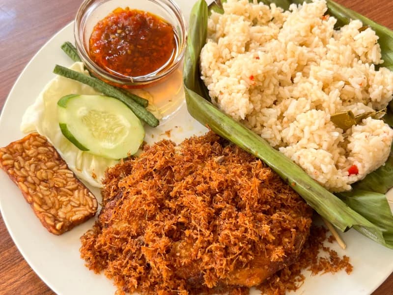 Nasi Liwet Ayam Goreng Serundeng